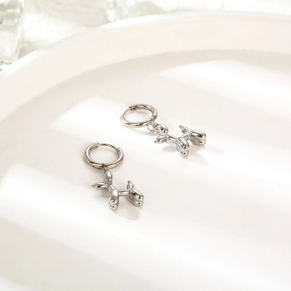 Boucles d'oreilles en forme de chien en miniature – Créoles dorées avec pendentif amusant en forme de chien